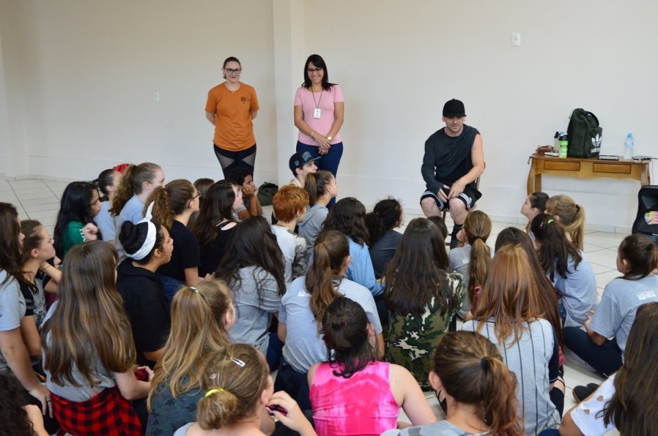 Workshop de dança com os alunos do programa Vozes do Corpo