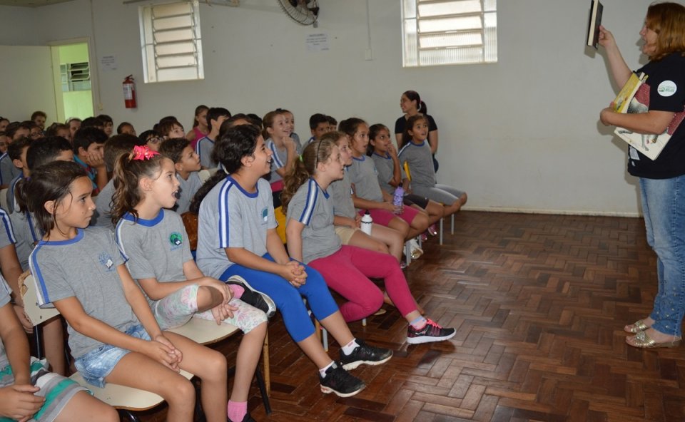 Programa Roda de Leitura contribui para o desenvolvimento da linguagem oral e escrita dos ouvintes