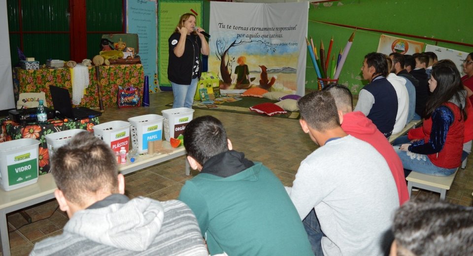 Programa Roda de Leitura leva contação de histórias, leitura e socialização a espaços