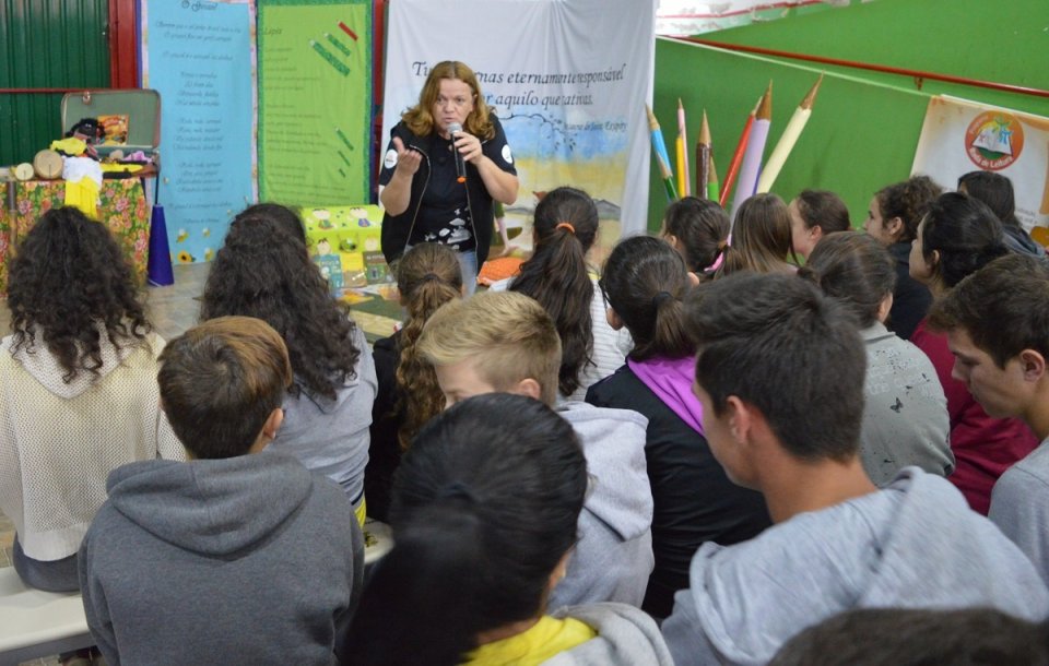 Programa Roda de Leitura leva contação de histórias, leitura e socialização a espaços