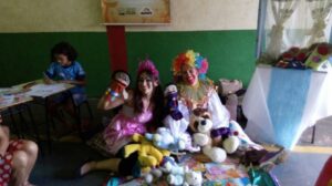 Voluntários da Aurora Alimentos realizam contação de histórias durante mutirão da saúde