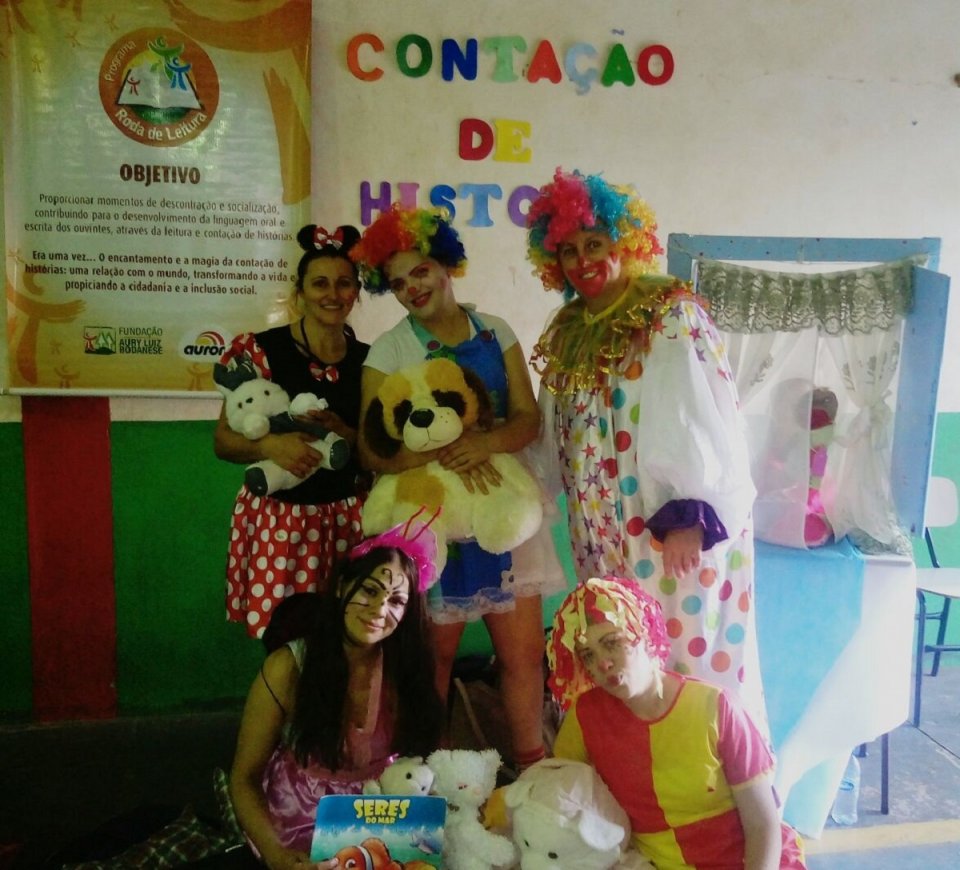 Voluntários da Aurora Alimentos realizam contação de histórias durante mutirão da saúde