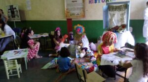 Voluntários da Aurora Alimentos realizam contação de histórias durante mutirão da saúde