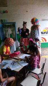 Voluntários da Aurora Alimentos realizam contação de histórias durante mutirão da saúde