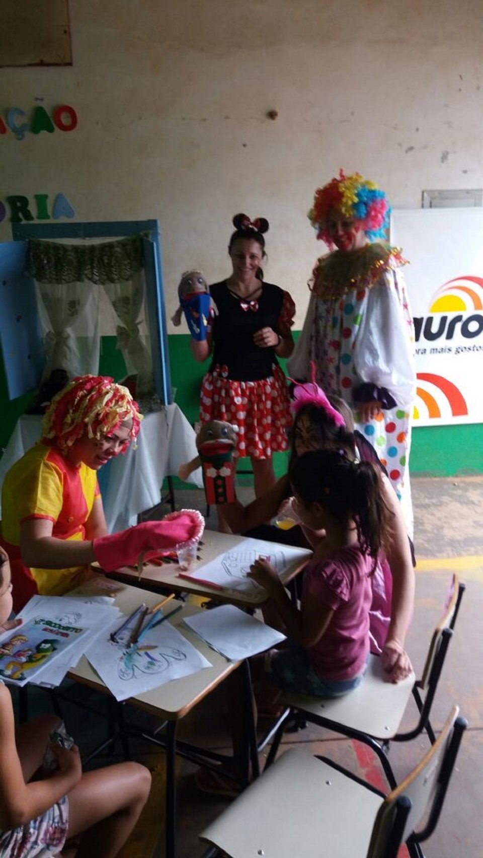 Voluntários da Aurora Alimentos realizam contação de histórias durante mutirão da saúde