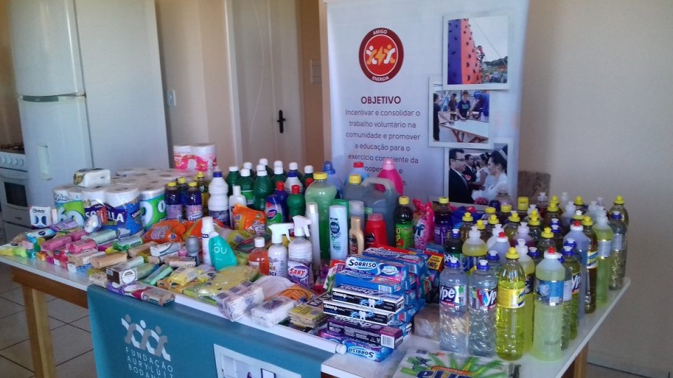 Voluntários realizam campanha de arrecadação de produtos de limpeza e higiene pessoal