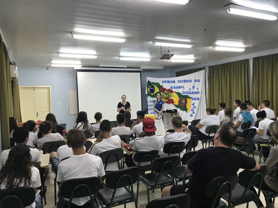 Cinema da Prevenção na Escola Hermínio Heusi da Silva em Romelândia (SC)