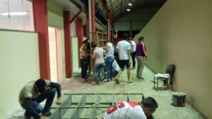 Voluntários auxiliam na organização da nova biblioteca de Escola em São Miguel do Oeste (SC)