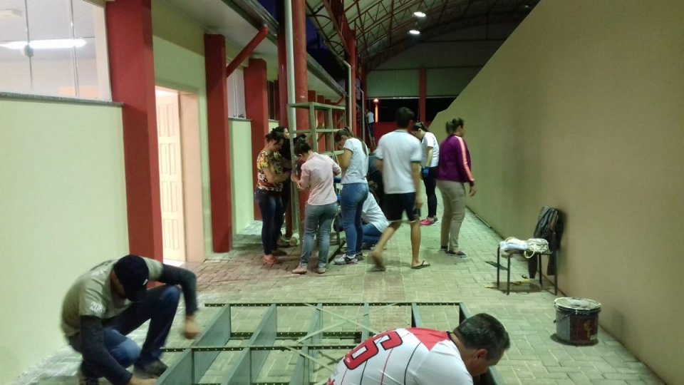 Voluntários auxiliam na organização da nova biblioteca de Escola em São Miguel do Oeste (SC)