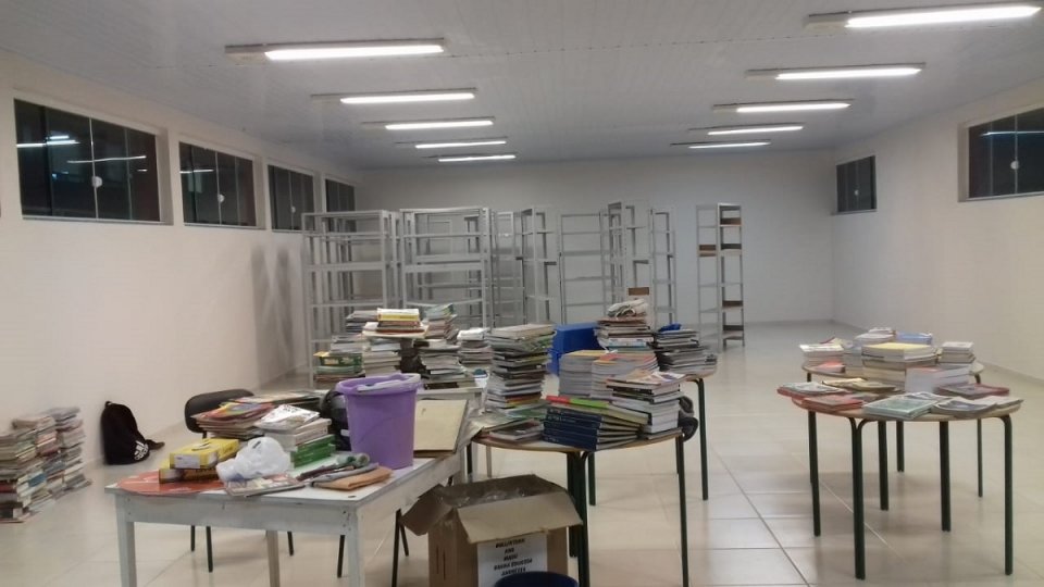 Voluntários auxiliam na organização da nova biblioteca de Escola em São Miguel do Oeste (SC)