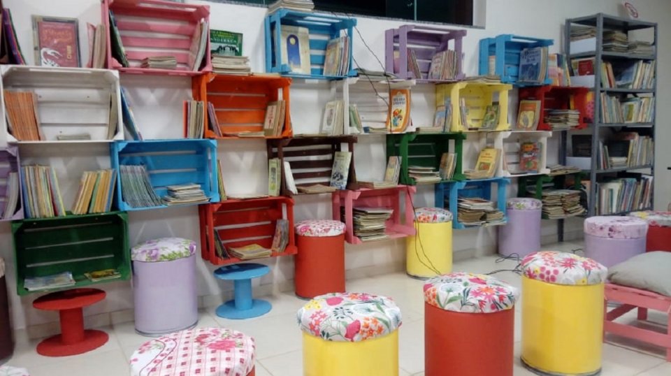 Voluntários auxiliam na organização da nova biblioteca de Escola em São Miguel do Oeste (SC)