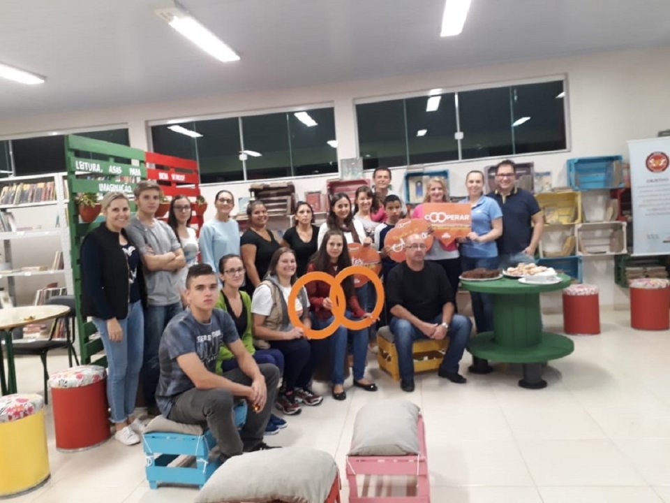 Voluntários auxiliam na organização da nova biblioteca de Escola em São Miguel do Oeste (SC)