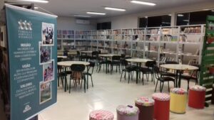 Voluntários auxiliam na organização da nova biblioteca de Escola em São Miguel do Oeste (SC)