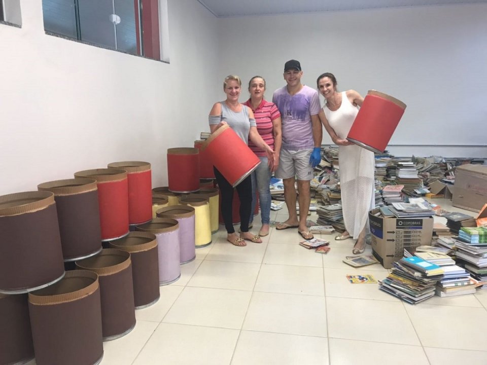 Voluntários auxiliam na organização da nova biblioteca de Escola em São Miguel do Oeste (SC)