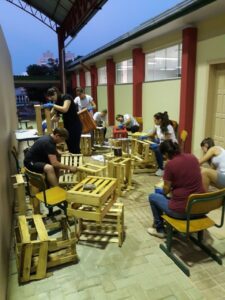 Voluntários auxiliam na organização da nova biblioteca de Escola em São Miguel do Oeste (SC)