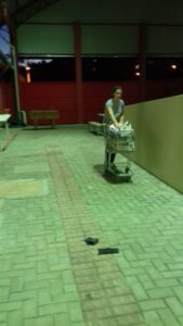 Voluntários auxiliam na organização da nova biblioteca de Escola em São Miguel do Oeste (SC)