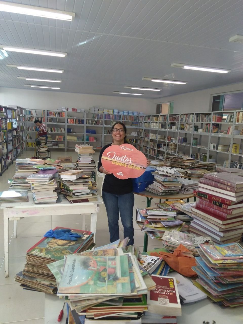 Voluntários auxiliam na organização da nova biblioteca de Escola em São Miguel do Oeste (SC)