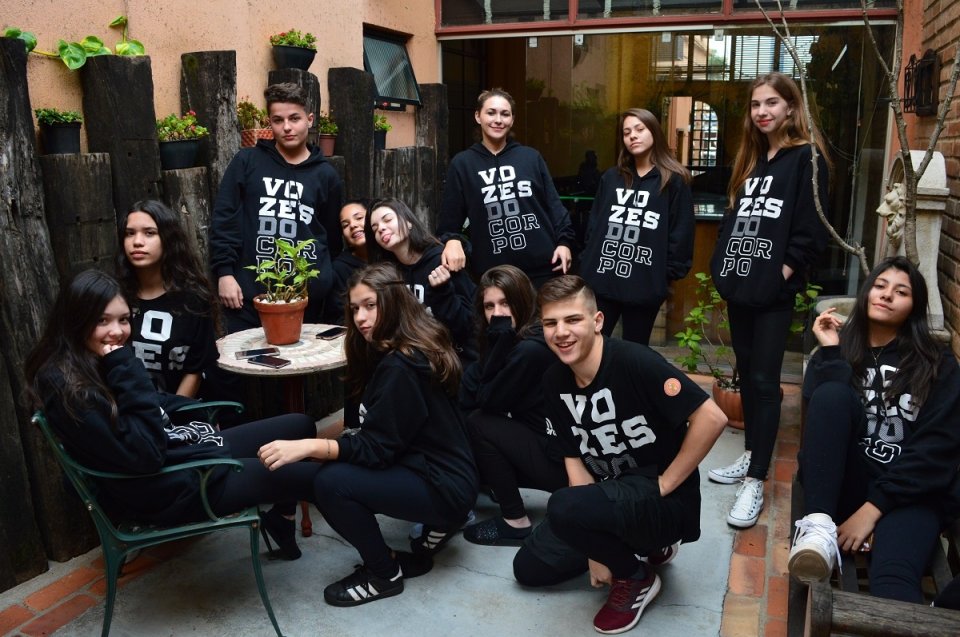 Alunos do Grupo Vozes do Corpo participam de festival de dança em Curitiba (PR)