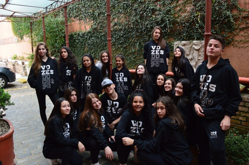Alunos do Grupo Vozes do Corpo participam de festival de dança em Curitiba (PR)