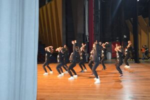 Alunos do Grupo Vozes do Corpo participam de festival de dança em Curitiba (PR)