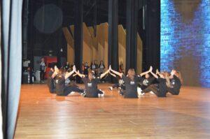 Alunos do Grupo Vozes do Corpo participam de festival de dança em Curitiba (PR)