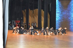 Alunos do Grupo Vozes do Corpo participam de festival de dança em Curitiba (PR)