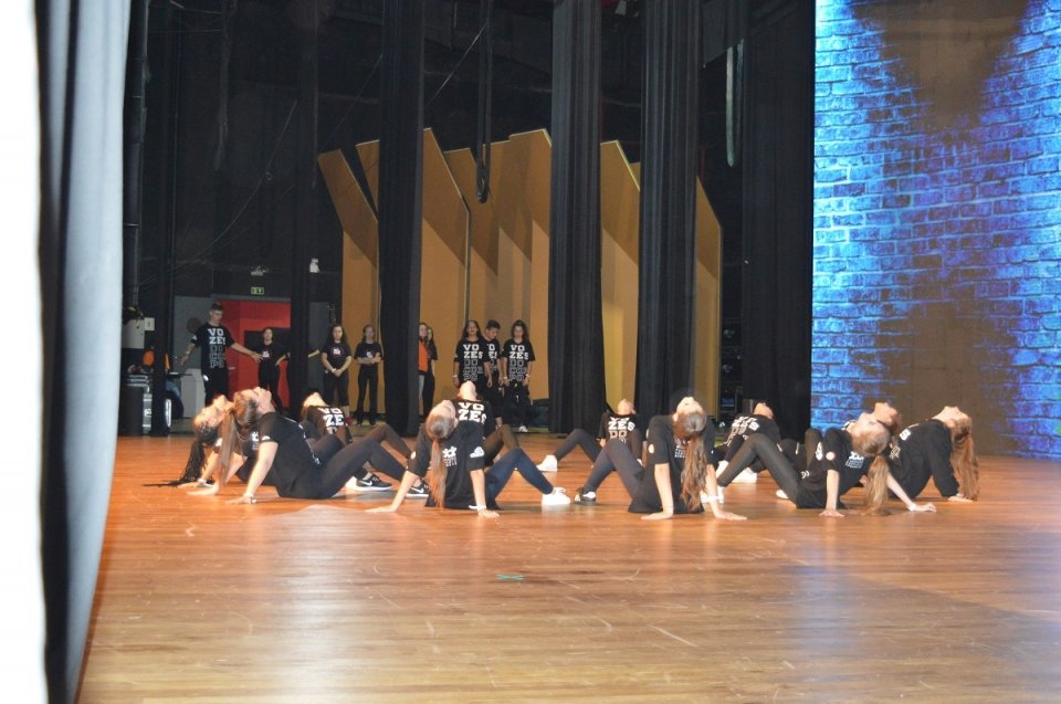 Alunos do Grupo Vozes do Corpo participam de festival de dança em Curitiba (PR)