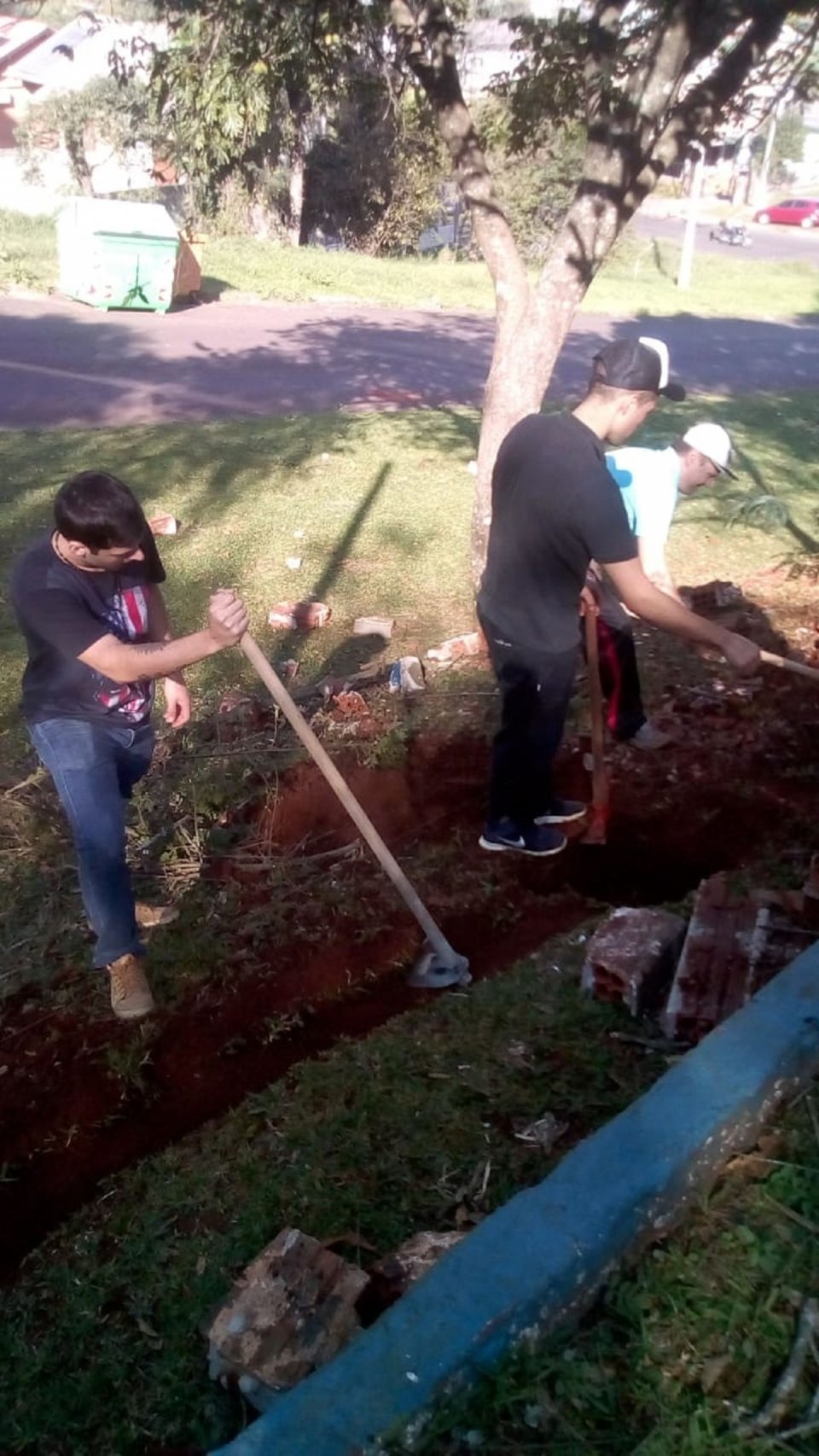 Voluntários Amigo Energia dão continuidade em ações de revitalização em Praça de Chapecó (SC)