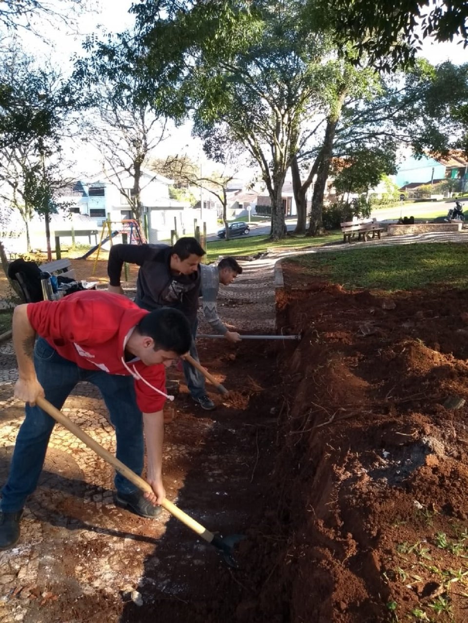 Voluntários Amigo Energia dão continuidade em ações de revitalização em Praça de Chapecó (SC)