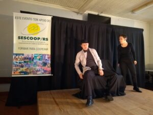 Vivendo Saúde: Empregados da Aurora Alimentos assistem peça teatral Labirintus