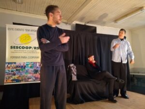 Vivendo Saúde: Empregados da Aurora Alimentos assistem peça teatral Labirintus