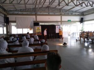 Vivendo Saúde: Empregados da Aurora Alimentos assistem peça teatral Labirintus