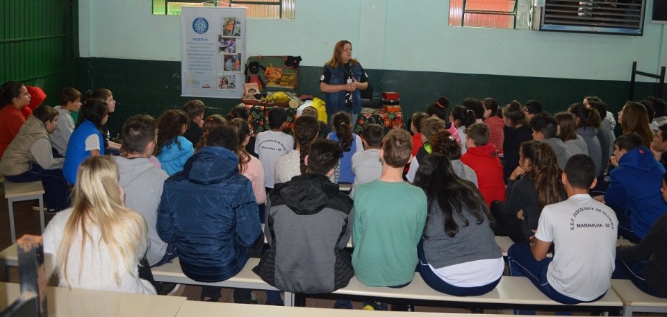 Programa Roda de Leitura proporciona momentos de contação de histórias e socialização