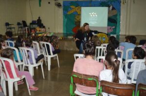 Programa Roda de Leitura proporciona momentos de contação de histórias e socialização