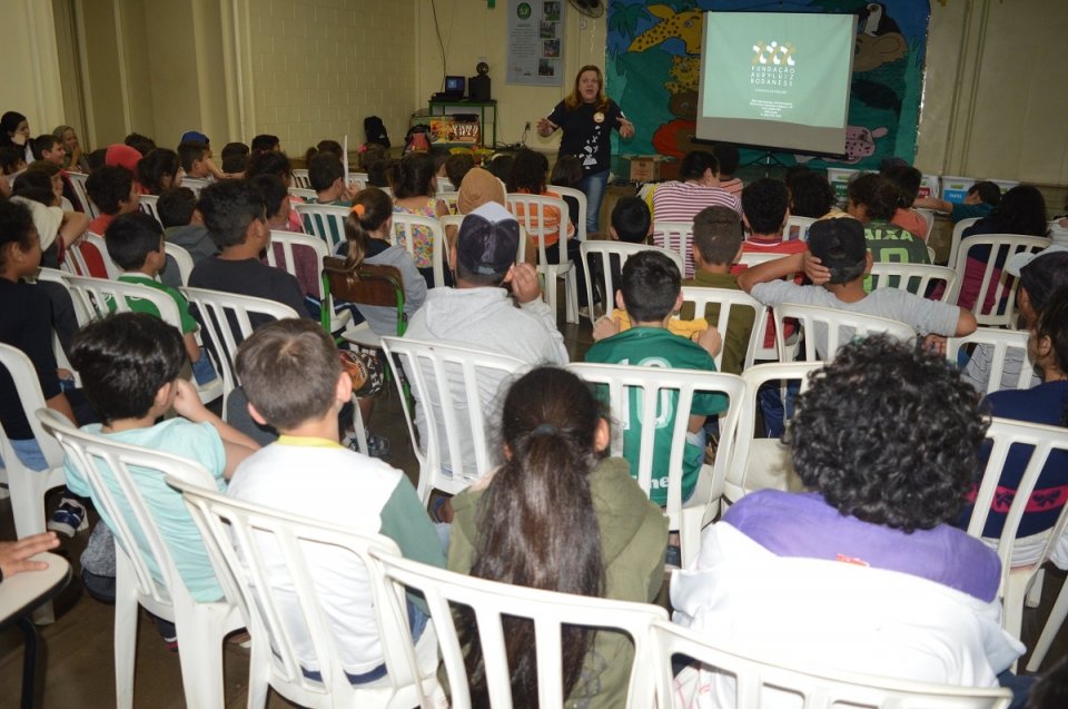 Programa Roda de Leitura proporciona momentos de contação de histórias e socialização