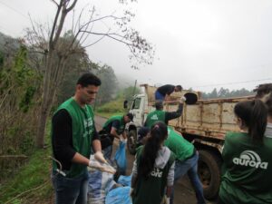 Voluntários relembram Dia da Limpeza com ação ambiental