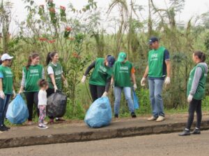Voluntários relembram Dia da Limpeza com ação ambiental