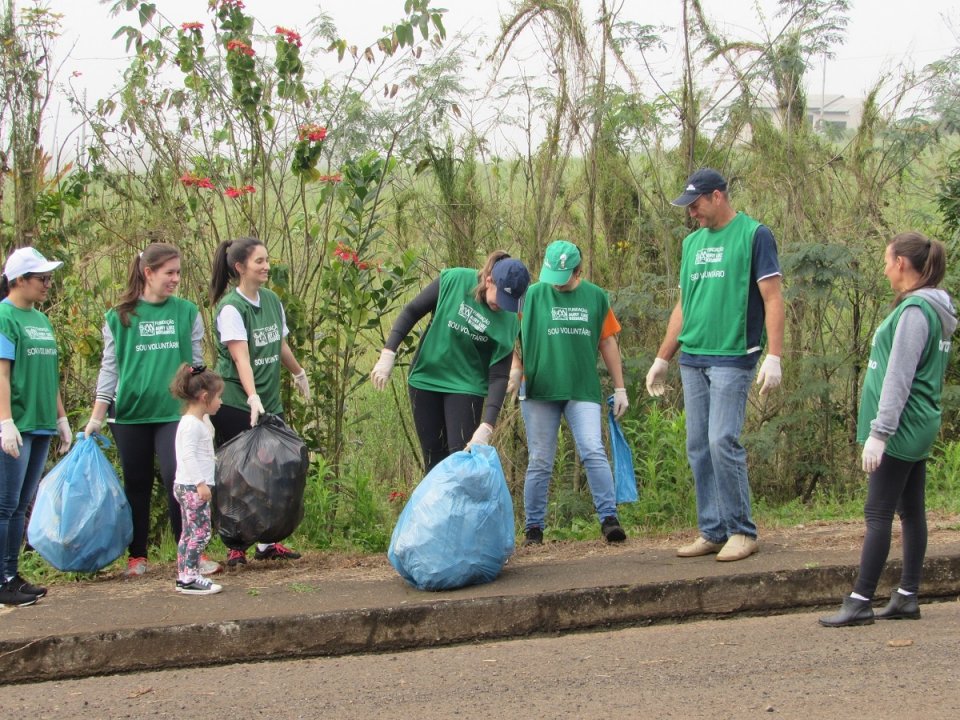 Voluntários relembram Dia da Limpeza com ação ambiental