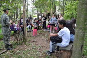 Alunos do grupo Vozes do Corpo conhecem Polícia Militar Ambiental em Chapecó (SC)