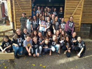 Alunos do grupo Vozes do Corpo conhecem Polícia Militar Ambiental em Chapecó (SC)