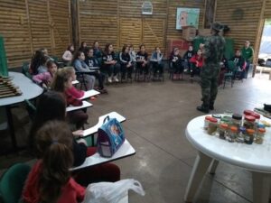 Alunos do grupo Vozes do Corpo conhecem Polícia Militar Ambiental em Chapecó (SC)