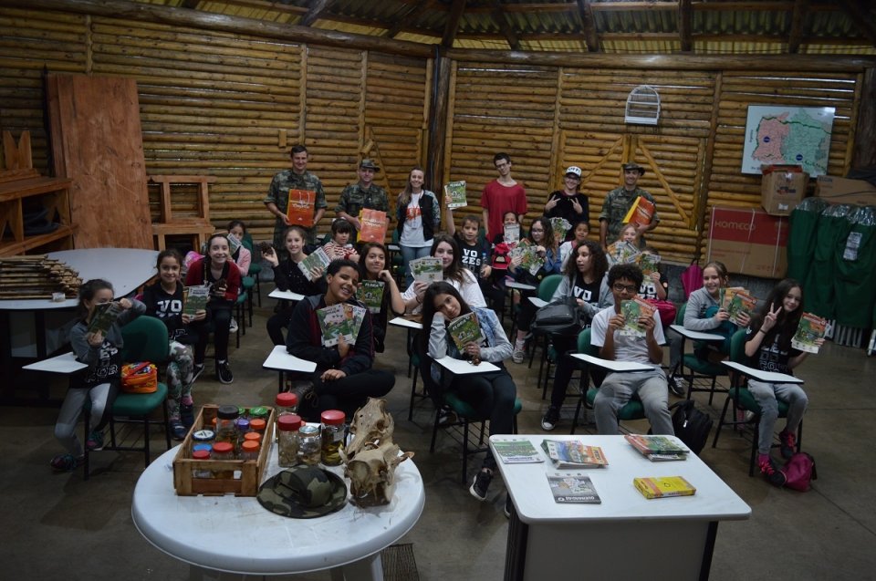 Alunos do grupo Vozes do Corpo conhecem Polícia Militar Ambiental em Chapecó (SC)