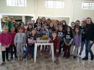 Alunos do grupo Vozes do Corpo conhecem Polícia Militar Ambiental em Chapecó (SC)