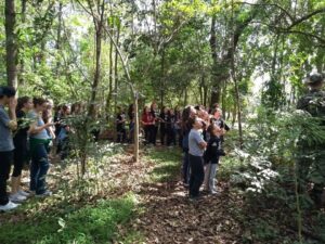 Alunos do grupo Vozes do Corpo conhecem Polícia Militar Ambiental em Chapecó (SC)