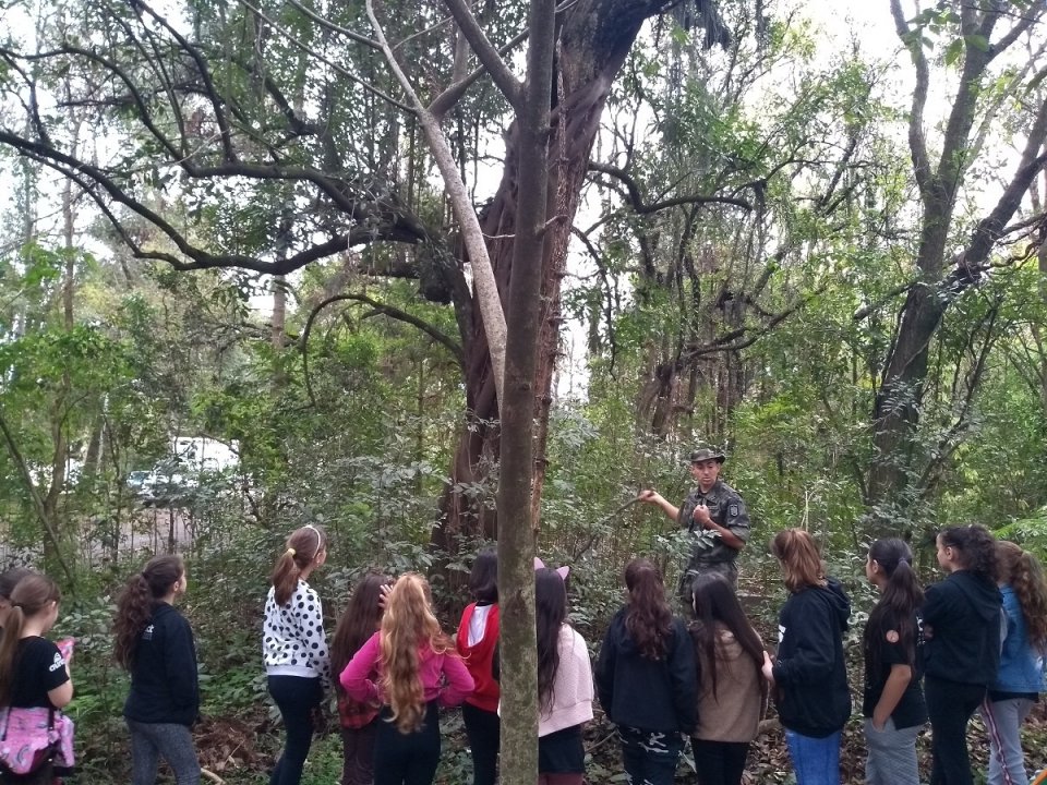 Alunos do grupo Vozes do Corpo conhecem Polícia Militar Ambiental em Chapecó (SC)