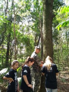 Alunos do grupo Vozes do Corpo conhecem Polícia Militar Ambiental em Chapecó (SC)