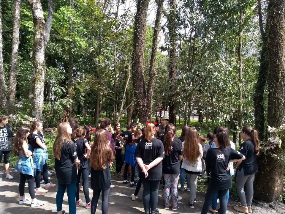 Alunos do grupo Vozes do Corpo conhecem Polícia Militar Ambiental em Chapecó (SC)