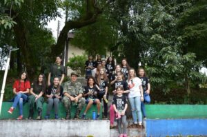 Alunos do grupo Vozes do Corpo conhecem Polícia Militar Ambiental em Chapecó (SC)