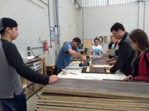 Voluntários de Xaxim (SC) constroem casas para cães de rua