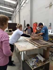 Voluntários de Xaxim (SC) constroem casas para cães de rua